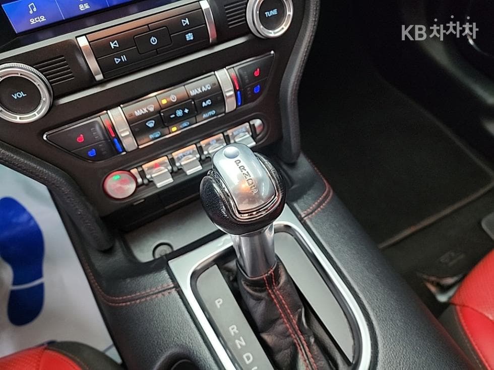 Форд 올Нов머스탱Кабриолет Premium - 8