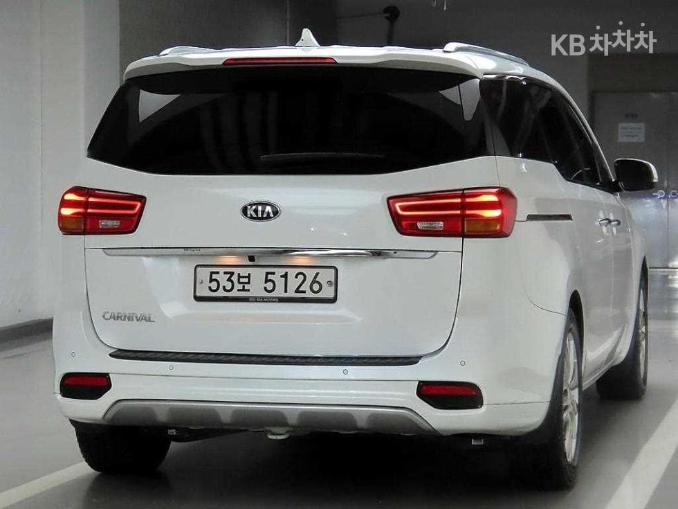 Kia The New Carnival 9-Passenger 2.2 GDI Prestige - Image 4