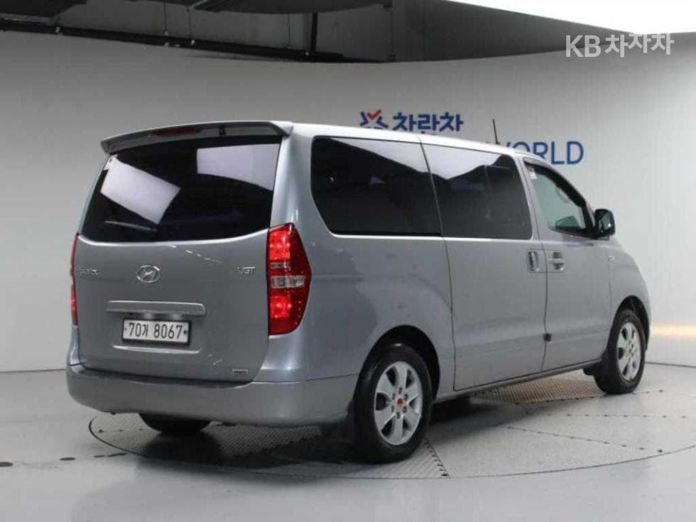 Hyundai Grand Starex 11 Passenger Wagon CVX 4WD Premium - Image 2