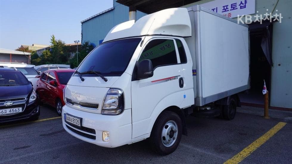 Kia The New Bongo 3 Refrigerated 1.2 Ton Standard King Cab Extra Long Axle GL - Image 1