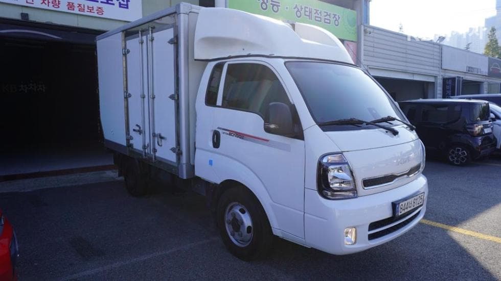 Kia The New Bongo 3 Refrigerated 1.2 Ton Standard King Cab Extra Long Axle GL - Image 3