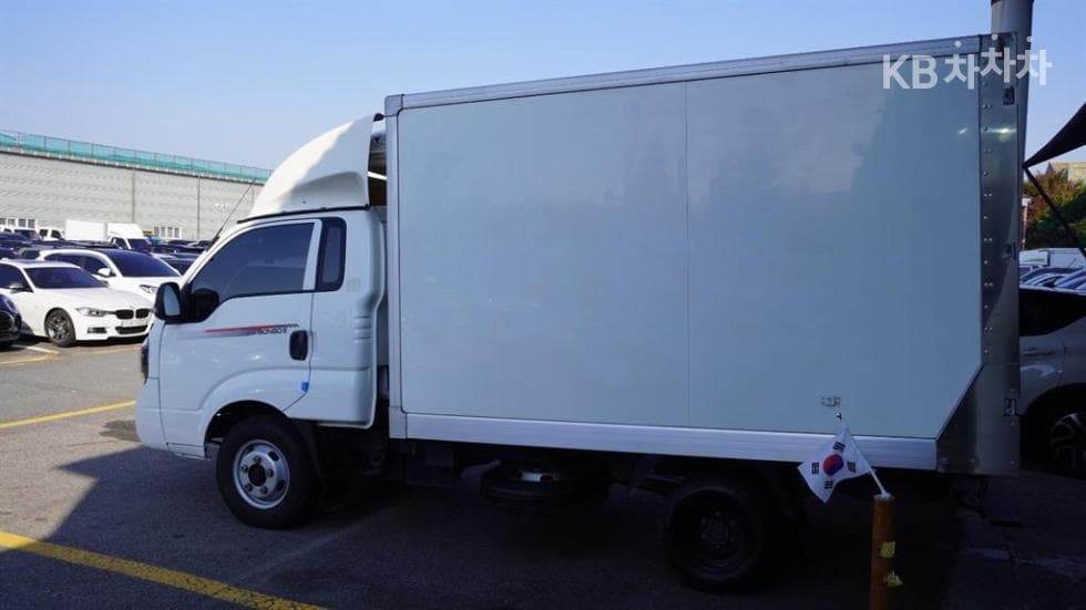 Kia The New Bongo 3 Refrigerated 1.2 Ton Standard King Cab Extra Long Axle GL - Image 4