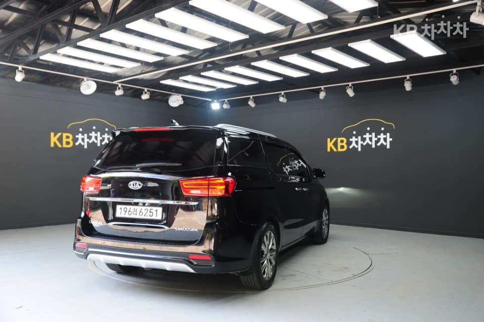 Киа The New (фейслифт) Канивал7-местен (Лимузин) 2.2 Дизел Лимузин President - 4