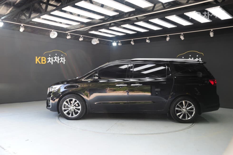 Киа The New (фейслифт) Канивал7-местен (Лимузин) 2.2 Дизел Лимузин President - 7