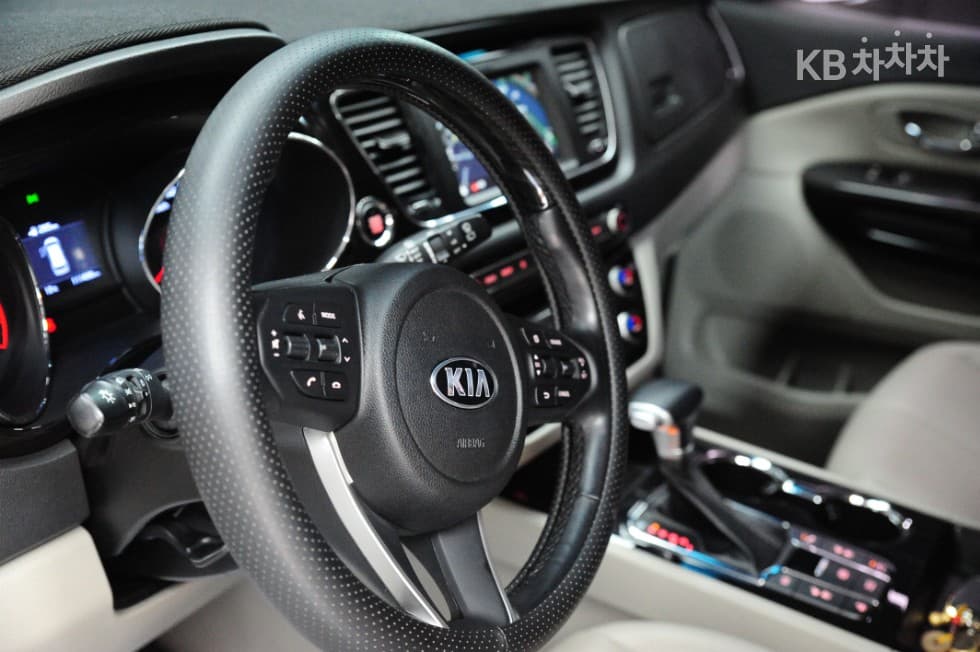 Киа The New (фейслифт) Канивал7-местен (Лимузин) 2.2 Дизел Лимузин President - 13