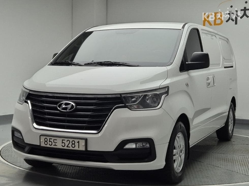 Hyundai The New Grand Starex Van 3 Passenger Smart - Image 1