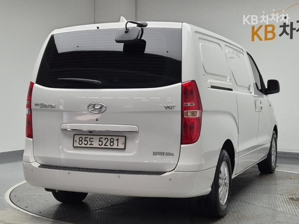 Hyundai The New Grand Starex Van 3 Passenger Smart - Image 3