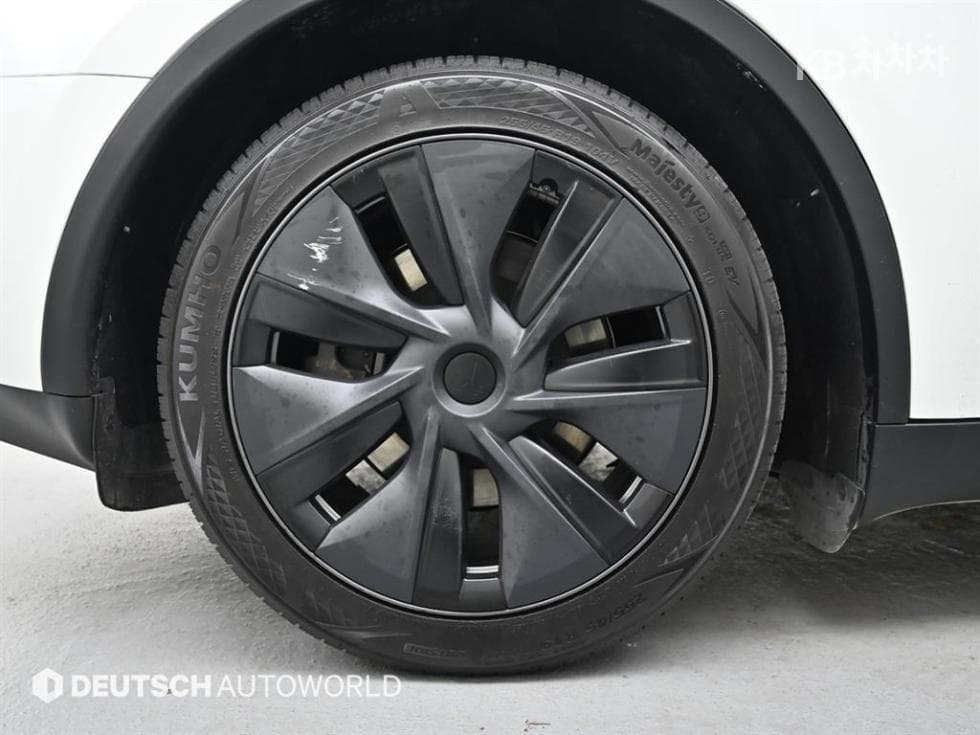 테슬라 Model YRWD Стандартен - 5