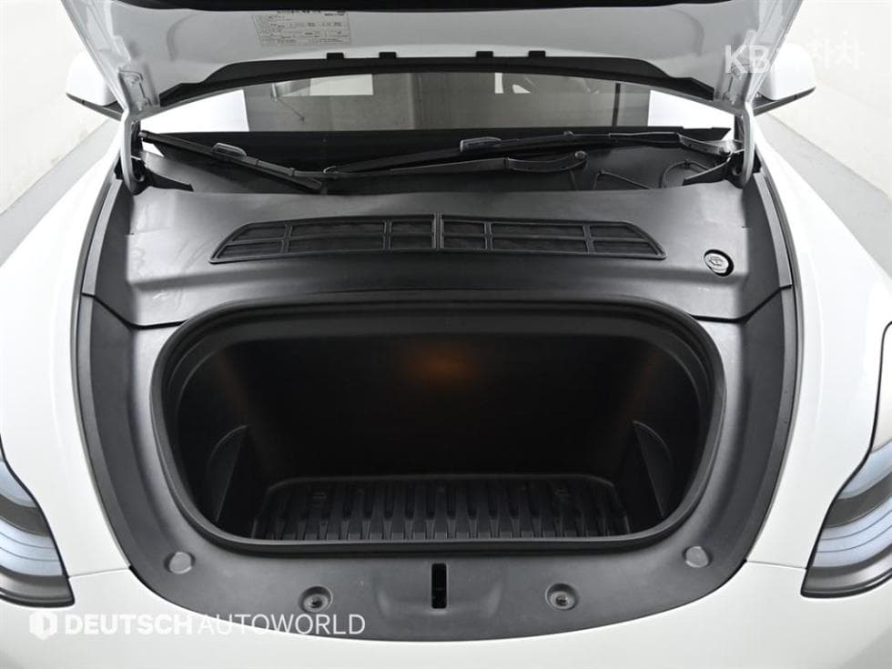 테슬라 Model YRWD Стандартен - 6