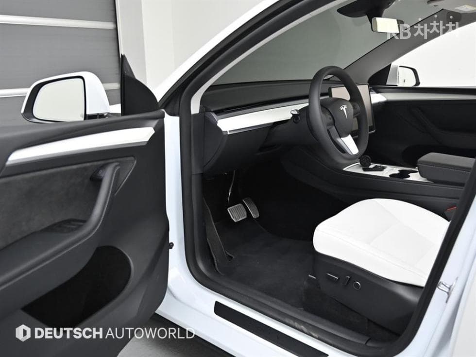 테슬라 Model YRWD Стандартен - 11
