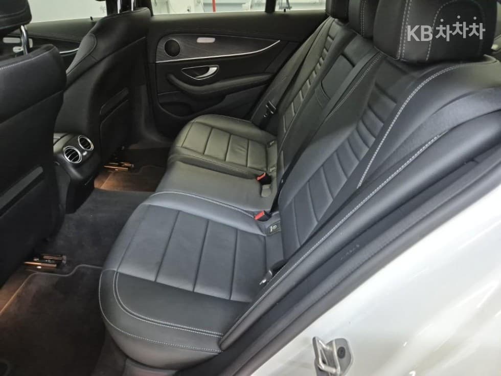 Mercedes-Benz E-Клас (W213)E250 AMG Line - 12