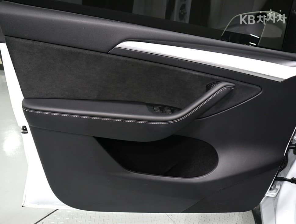 테슬라 Model YRWD Standard - 7