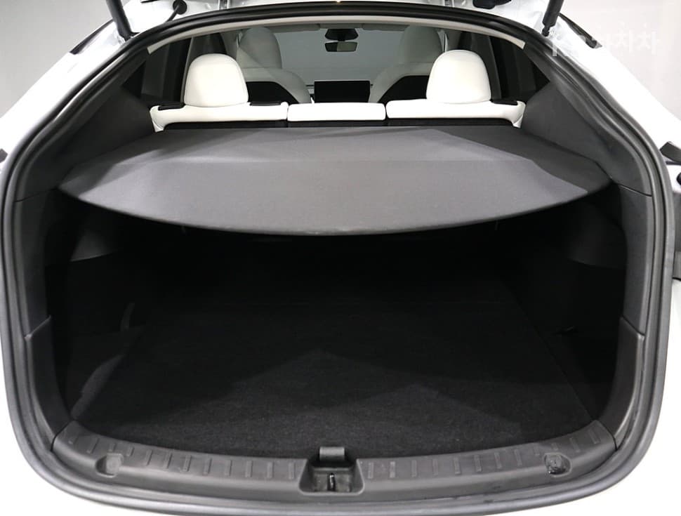 테슬라 Model YRWD Standard - 18