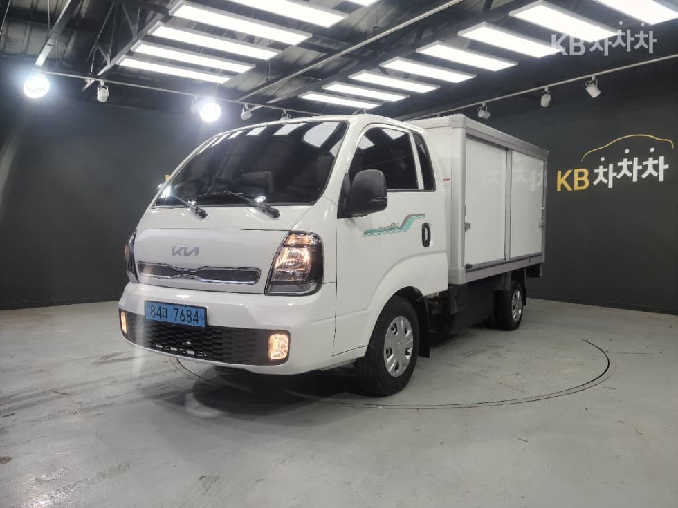 Киа The New (фейслифт) Бонго 3 (лек) EV Box Truck 1 тон 저상형 Королевска кабина Удължено междуосие Стандартен - Image 1