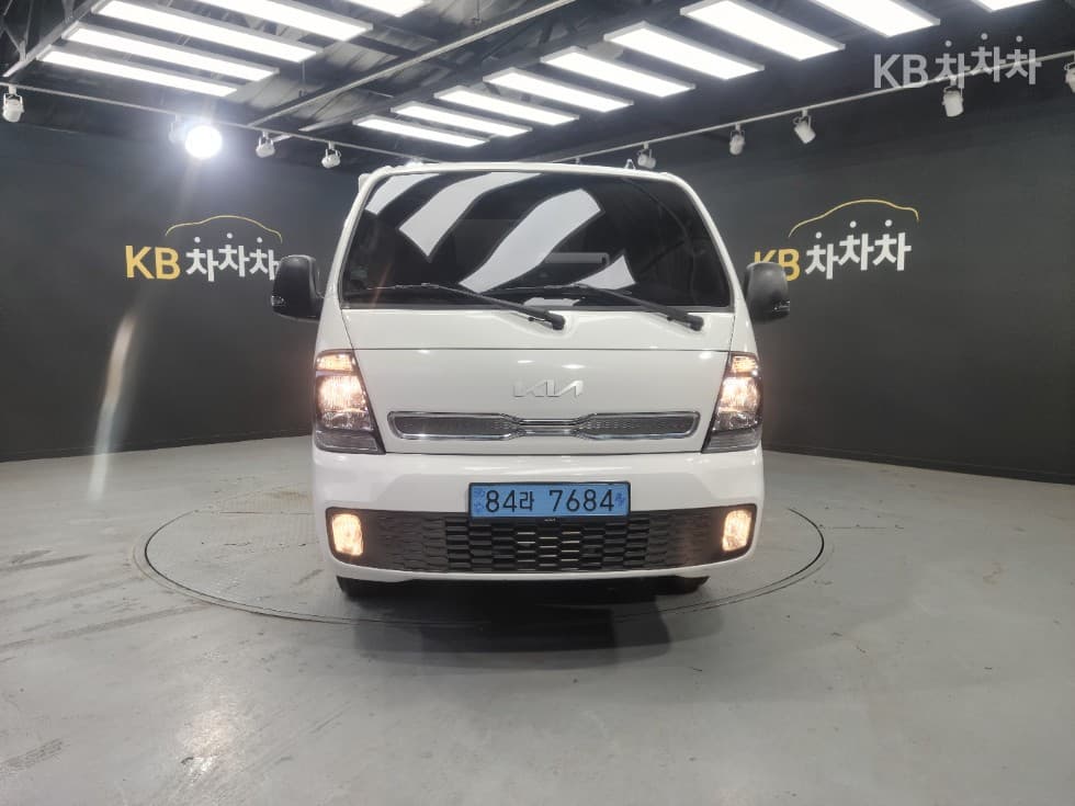 Киа The New (фейслифт) Бонго 3 (лек) EV Box Truck 1 тон 저상형 Королевска кабина Удължено междуосие Стандартен - Image 1