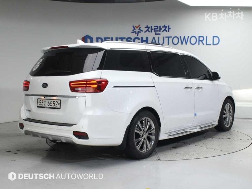 Киа The New (фейслифт) Канивал9-местен 2.2 Дизел Noblesse - 2