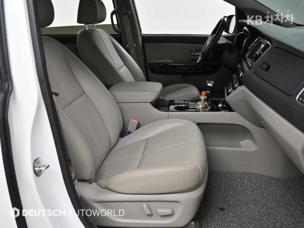 Киа The New (фейслифт) Канивал9-местен 2.2 Дизел Noblesse - 10