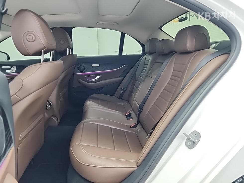 Mercedes-Benz E-Клас (W213)E300 4Matic Avantgarde - 12