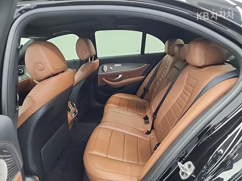 Mercedes-Benz E-Class (W213)E350 4MATIC AMG Line - 12