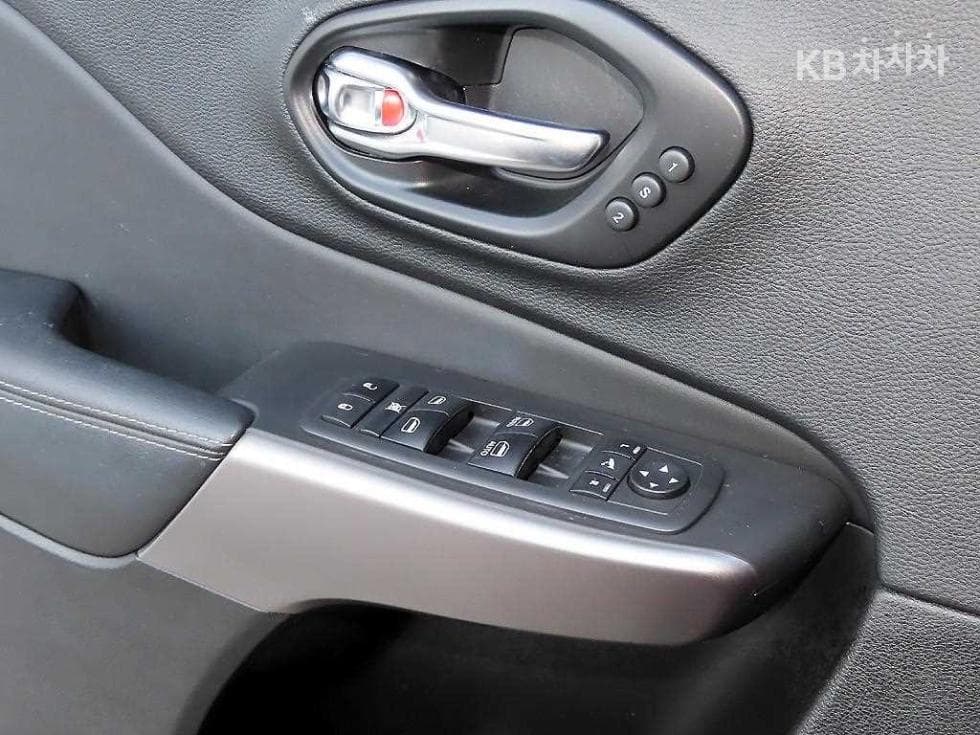 지프 체로키(KL)2.4 Бензин AWD Стандартен - 11