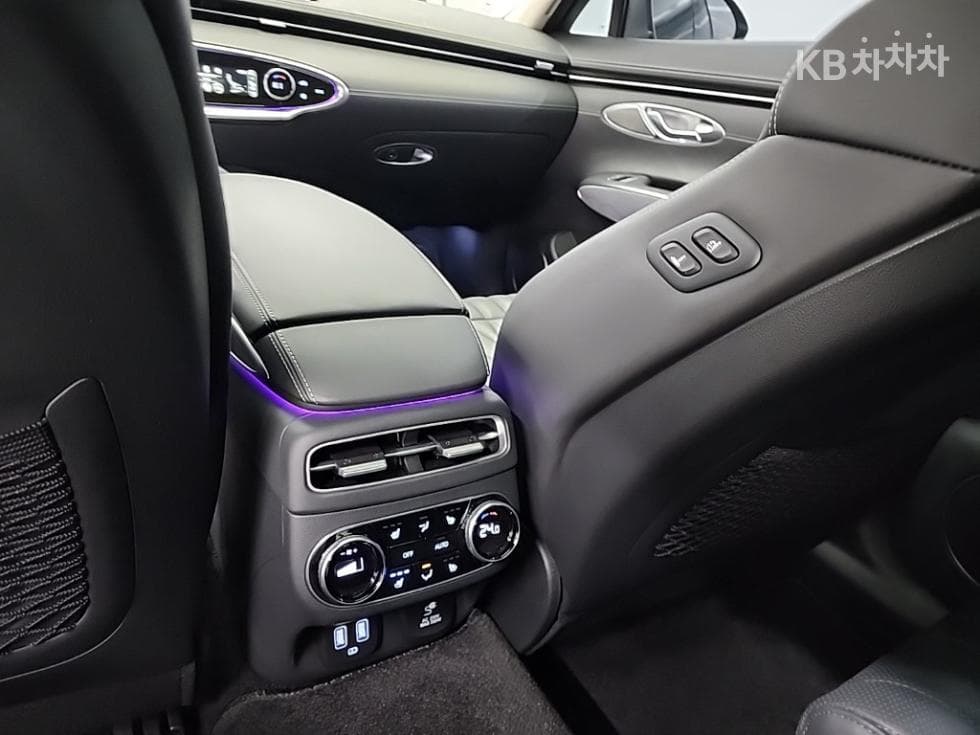 Genesis GV70Gasoline 3.5T AWD - 13