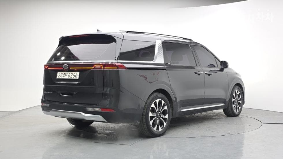 Kia Carnival 4th generationD2.2 9-seater Signature - 4