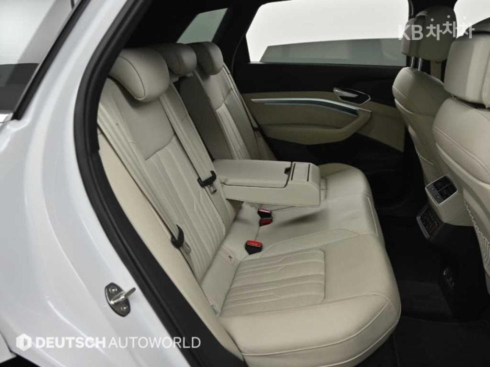 Ауди e-tron55 quattro Стандартен - 12