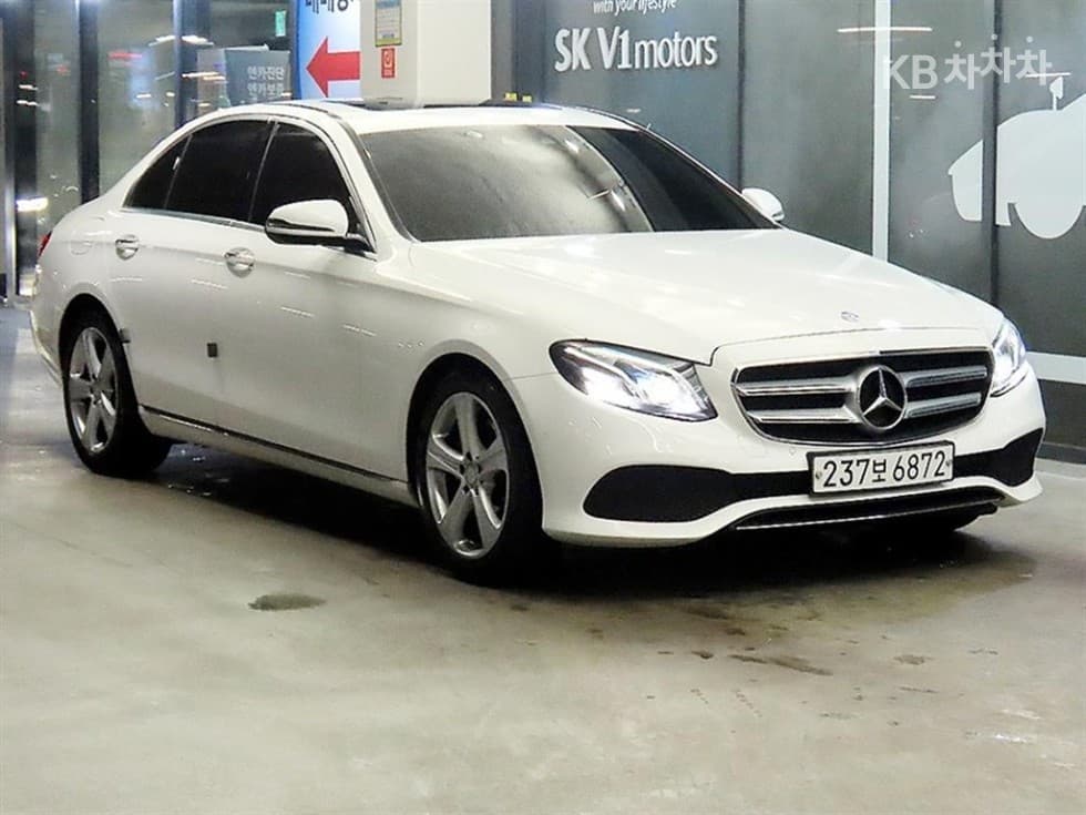 Mercedes-Benz E-Class (W213) E220d Avantgarde - Image 1