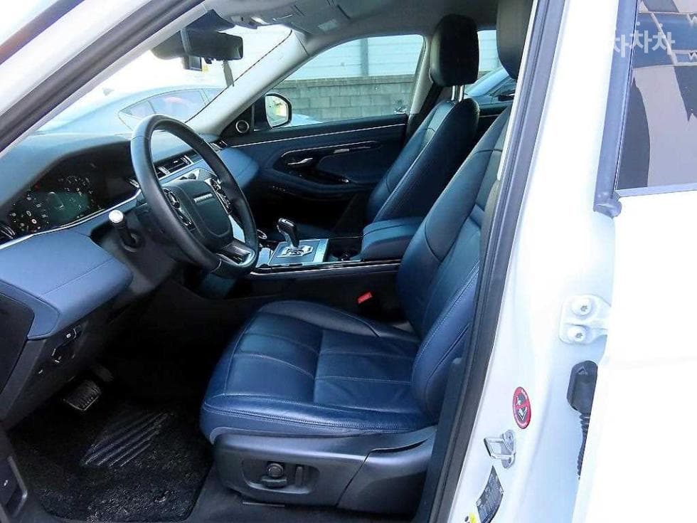 Land Rover New Range Rover Evoque2.0 P250 Launch Edition - 5