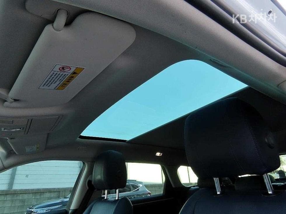 Land Rover New Range Rover Evoque2.0 P250 Launch Edition - 16