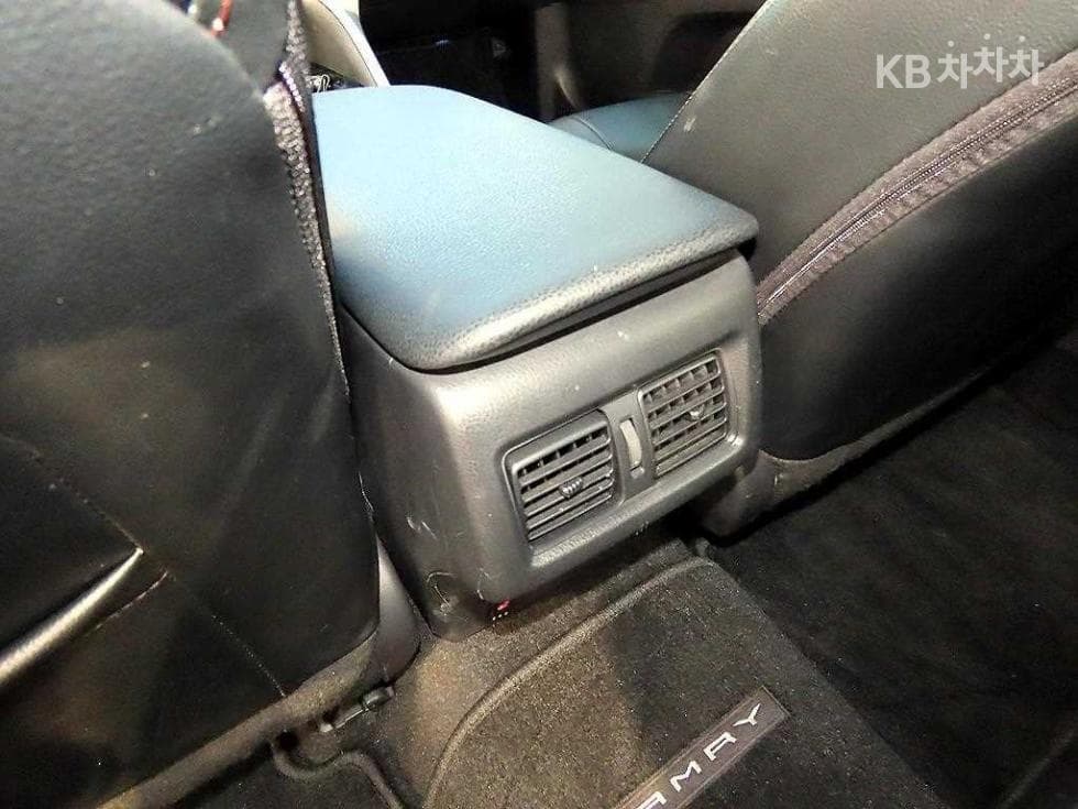 Toyota Camry XV702.5L hybrid LE - 17