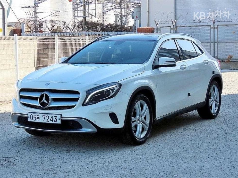 Mercedes-Benz GLA X156 GLA200 CDi 4매틱 - Image 1