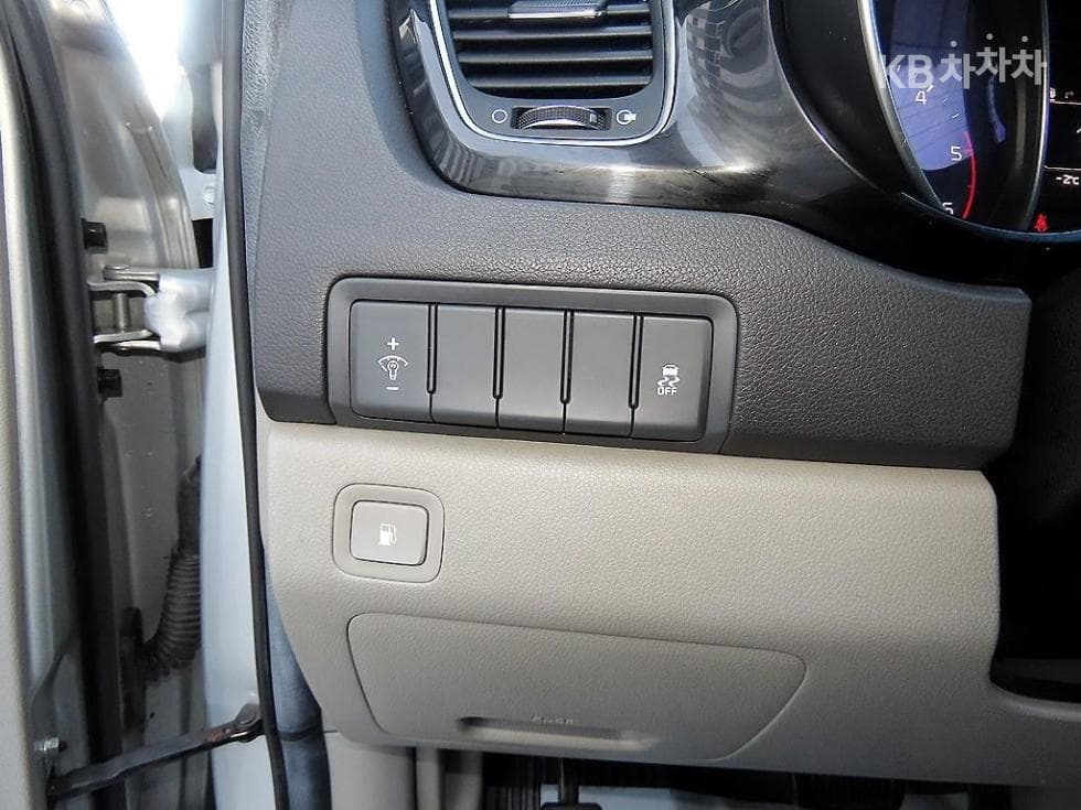 Kia All New Carnival9-seater 2.2 Diesel Prestige - 13