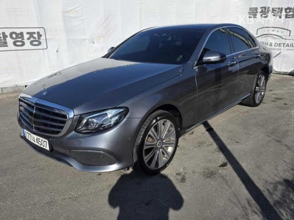 Mercedes-Benz E-Class (W213) E400 4MATIC Exclusive - Image 1