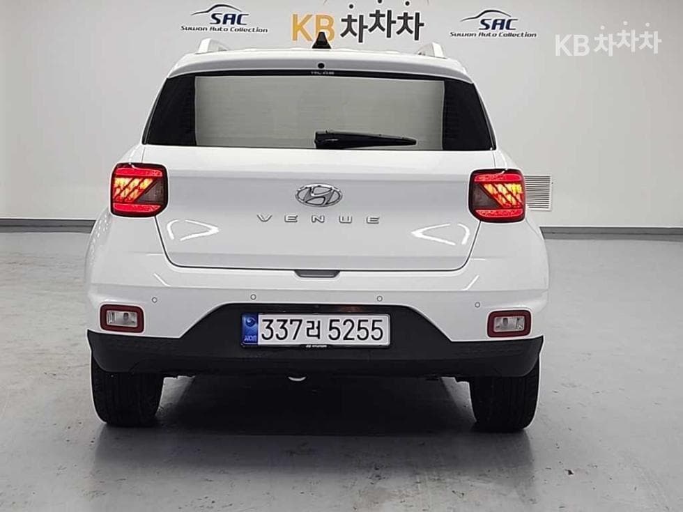 Hyundai VenueGasoline 1.6 FLUX - 3