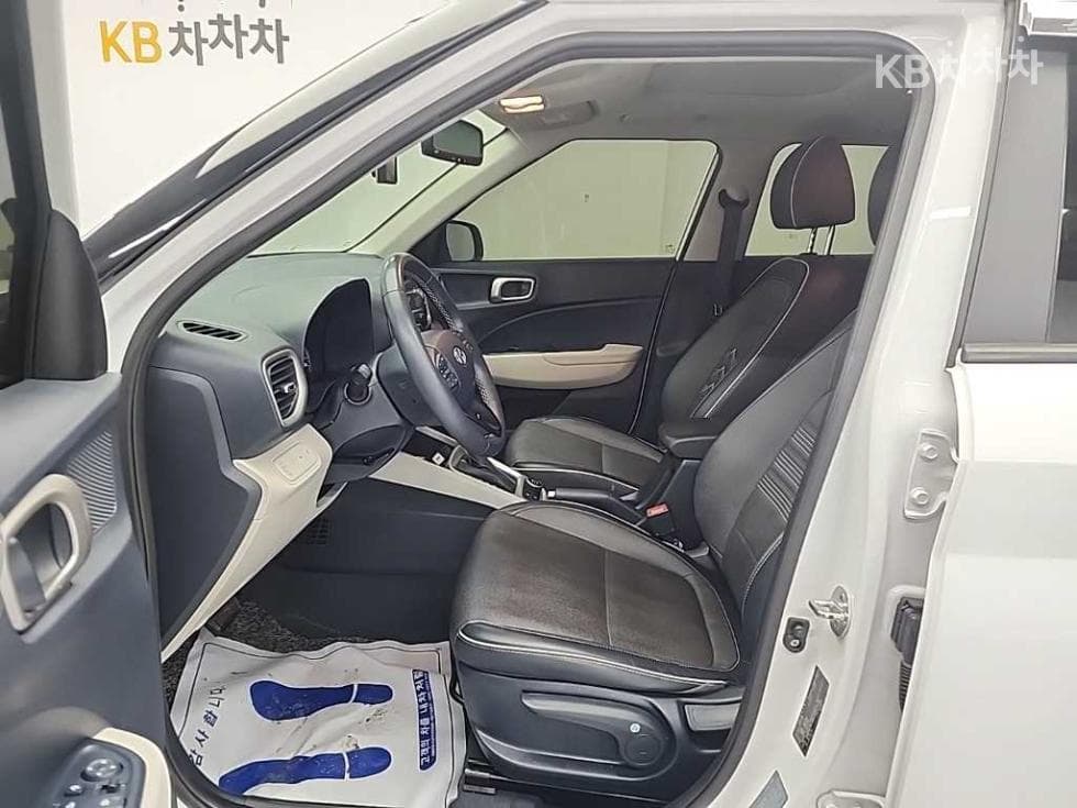 Hyundai VenueGasoline 1.6 FLUX - 11