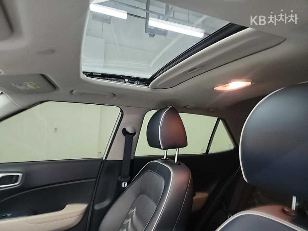 Hyundai VenueGasoline 1.6 FLUX - 13