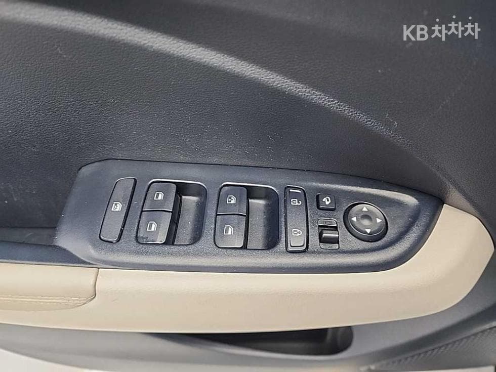 Hyundai VenueGasoline 1.6 FLUX - 15