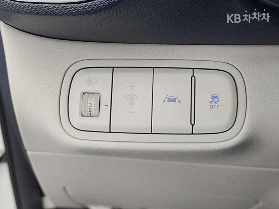 Hyundai VenueGasoline 1.6 FLUX - 16