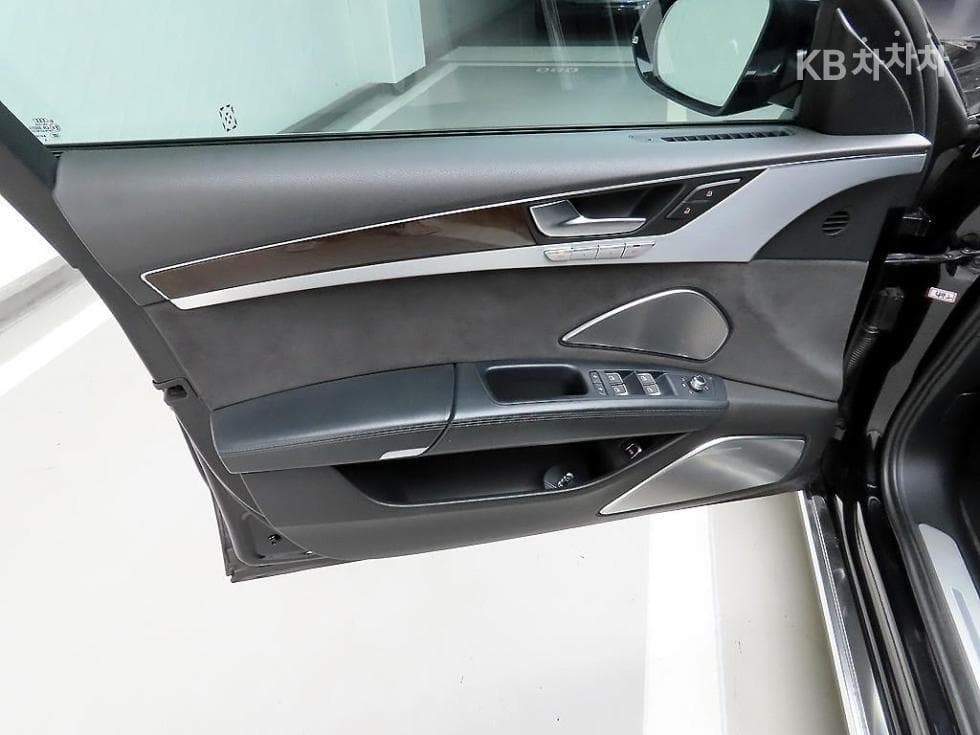 Audi NEW A860 TFSI Quattro LWB 4 seater 5-seater - 11