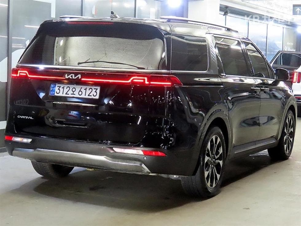 Kia Carnival 4th generationD2.2 9-seater Signature - 4