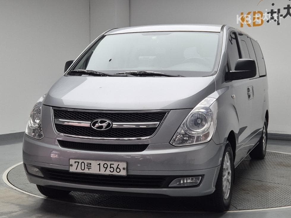 Hyundai Grand Starex 11-seater Wagon CVX Luxury - Image 1