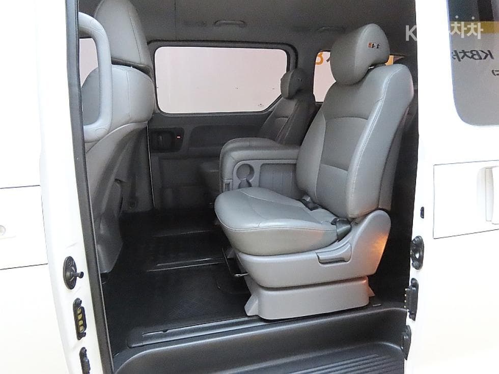 Hyundai The New (facelift) 그랜드 Star렉스웨건 11-seater 4WD Smart - 11