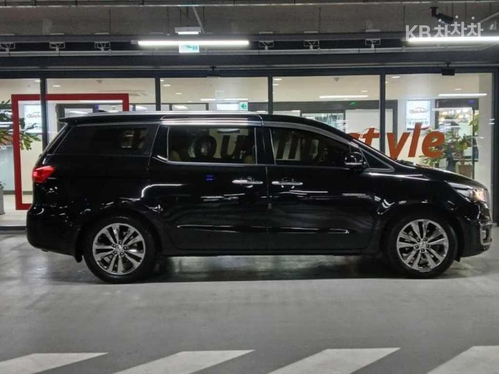 Kia All New Carnival7-seater (Limousine) 2.2 Diesel Limousine VIP - 3