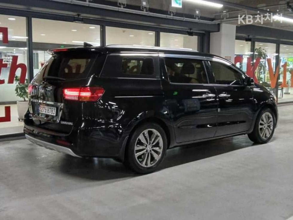 Kia All New Carnival7-seater (Limousine) 2.2 Diesel Limousine VIP - 4