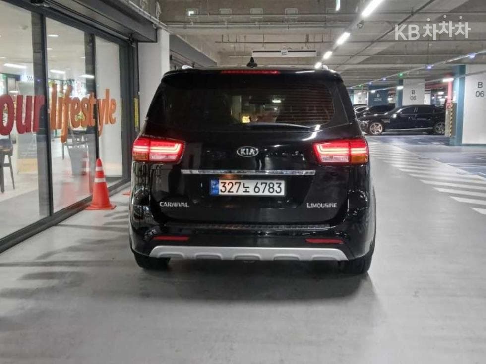 Kia All New Carnival7-seater (Limousine) 2.2 Diesel Limousine VIP - 5