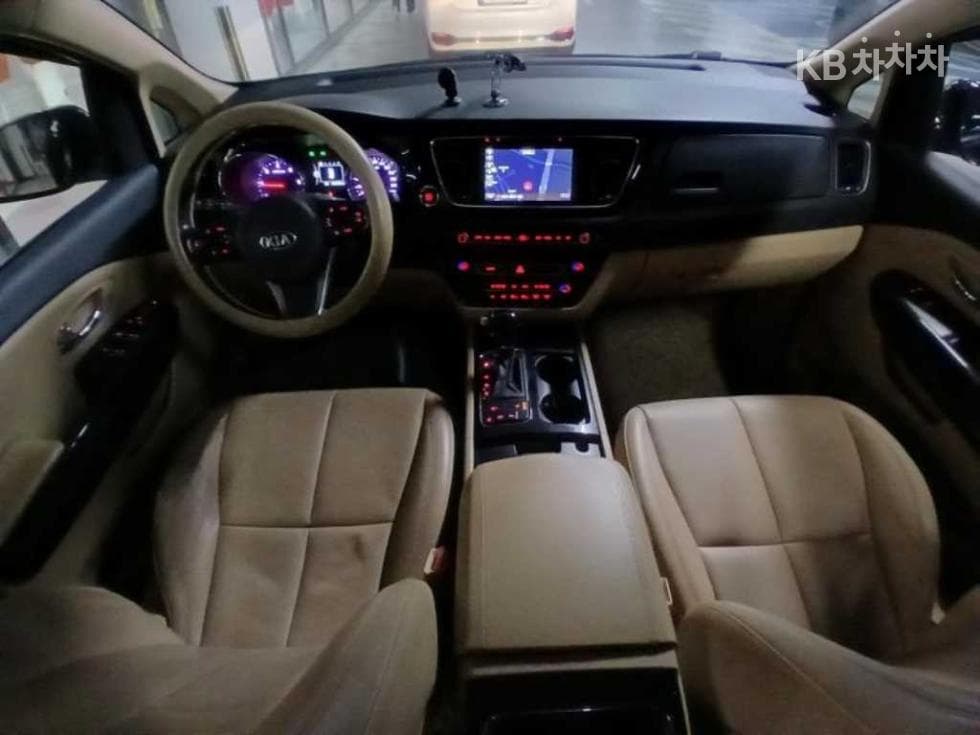 Kia All New Carnival7-seater (Limousine) 2.2 Diesel Limousine VIP - 6