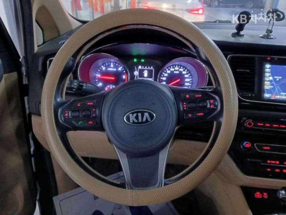 Kia All New Carnival7-seater (Limousine) 2.2 Diesel Limousine VIP - 8