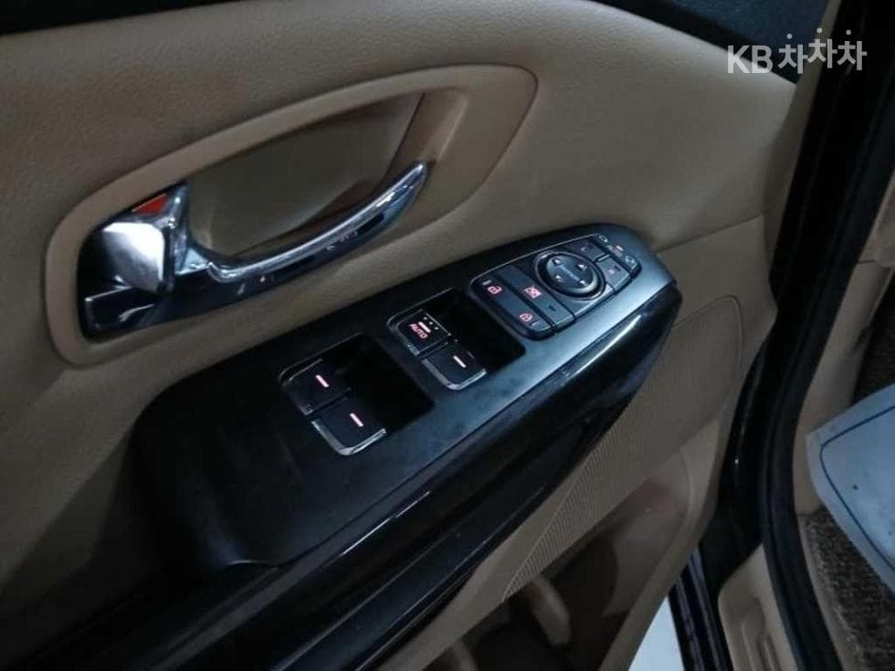Kia All New Carnival7-seater (Limousine) 2.2 Diesel Limousine VIP - 10