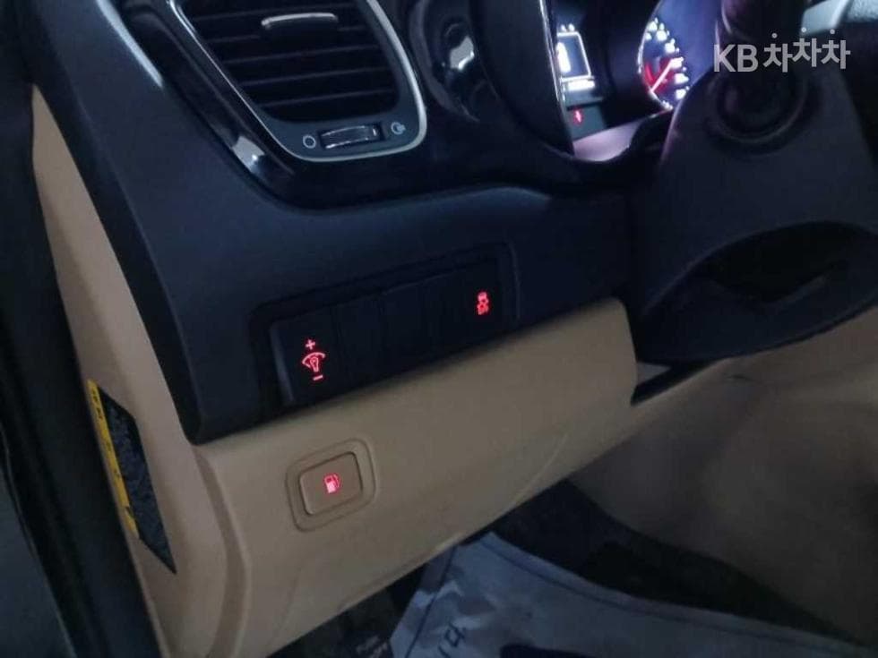 Kia All New Carnival7-seater (Limousine) 2.2 Diesel Limousine VIP - 11